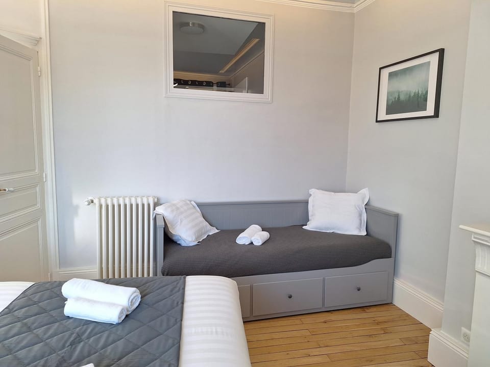 Bed, Photo of the whole room, Bedroom, flat iron, internet, towels, air conditioner