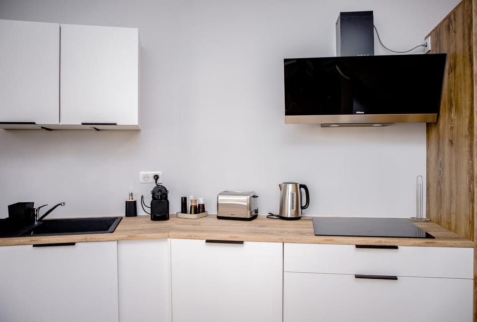 Coffee/tea facilities, dishwasher, microwave, oven, stove, toaster, washing machine, kitchen