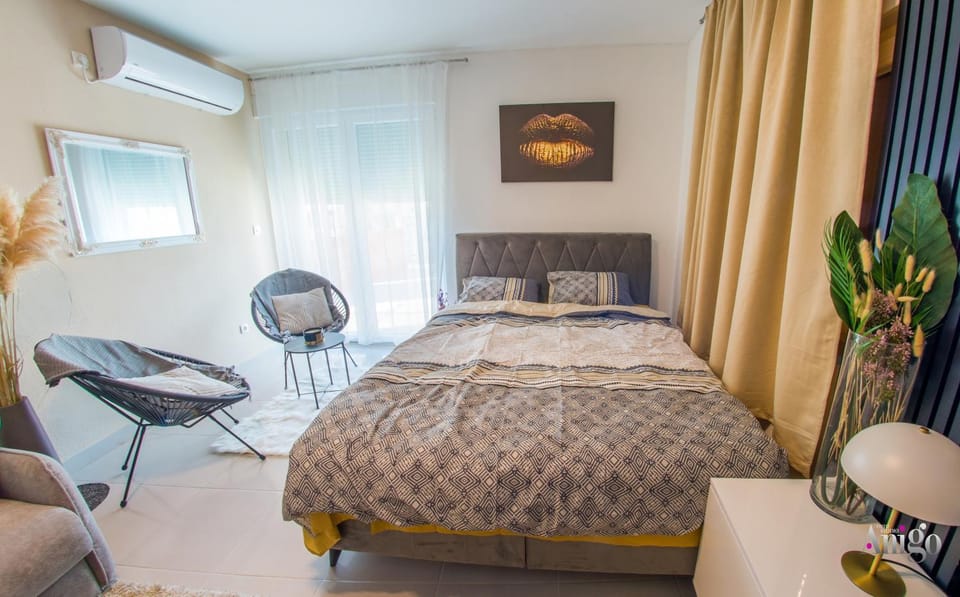 Bed, TV and multimedia, Seating area, Bedroom, air conditioner