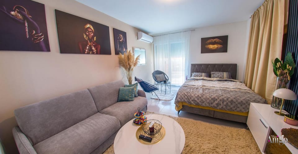 Bed, TV and multimedia, Photo of the whole room, Seating area, Bedroom, air conditioner