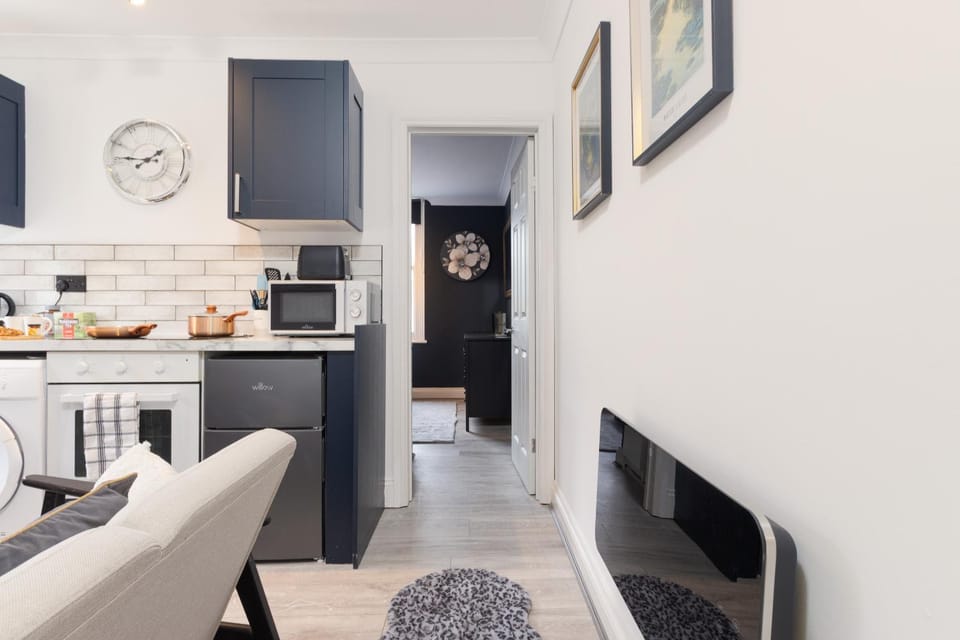 Kitchen or kitchenette, Seating area, Dining area, oven, stove