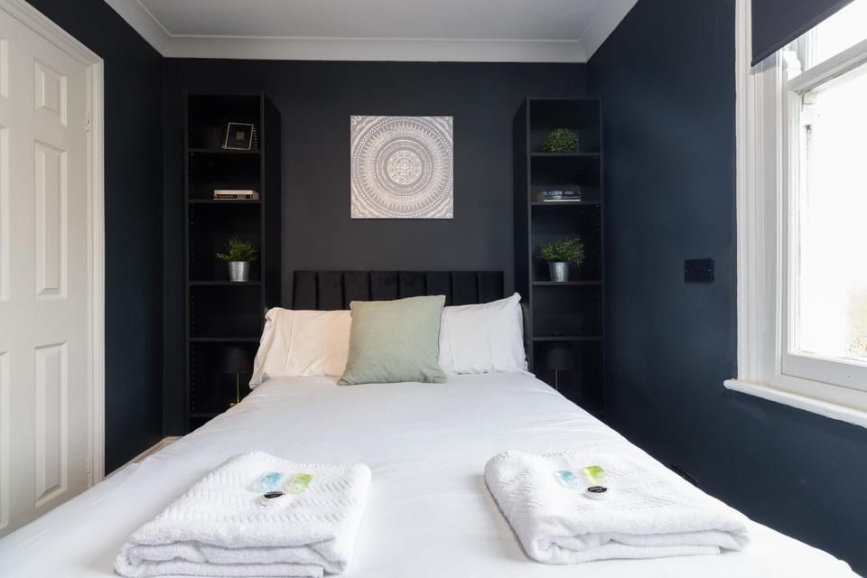Bed, Photo of the whole room, Bedroom, towels