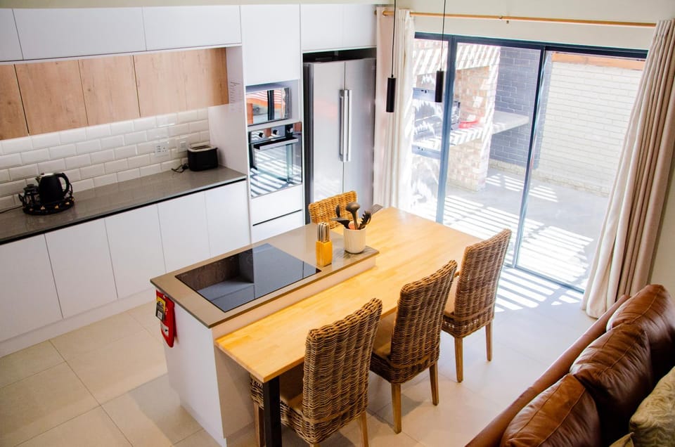 Kitchen or kitchenette, Seating area, Dining area, stove