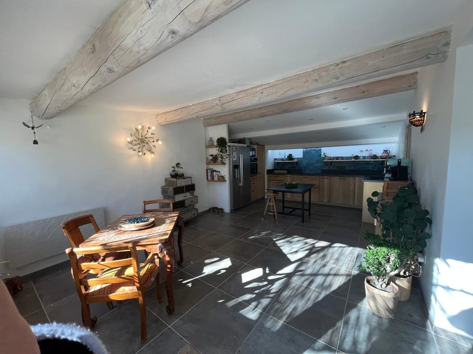 Kitchen or kitchenette, Dining area