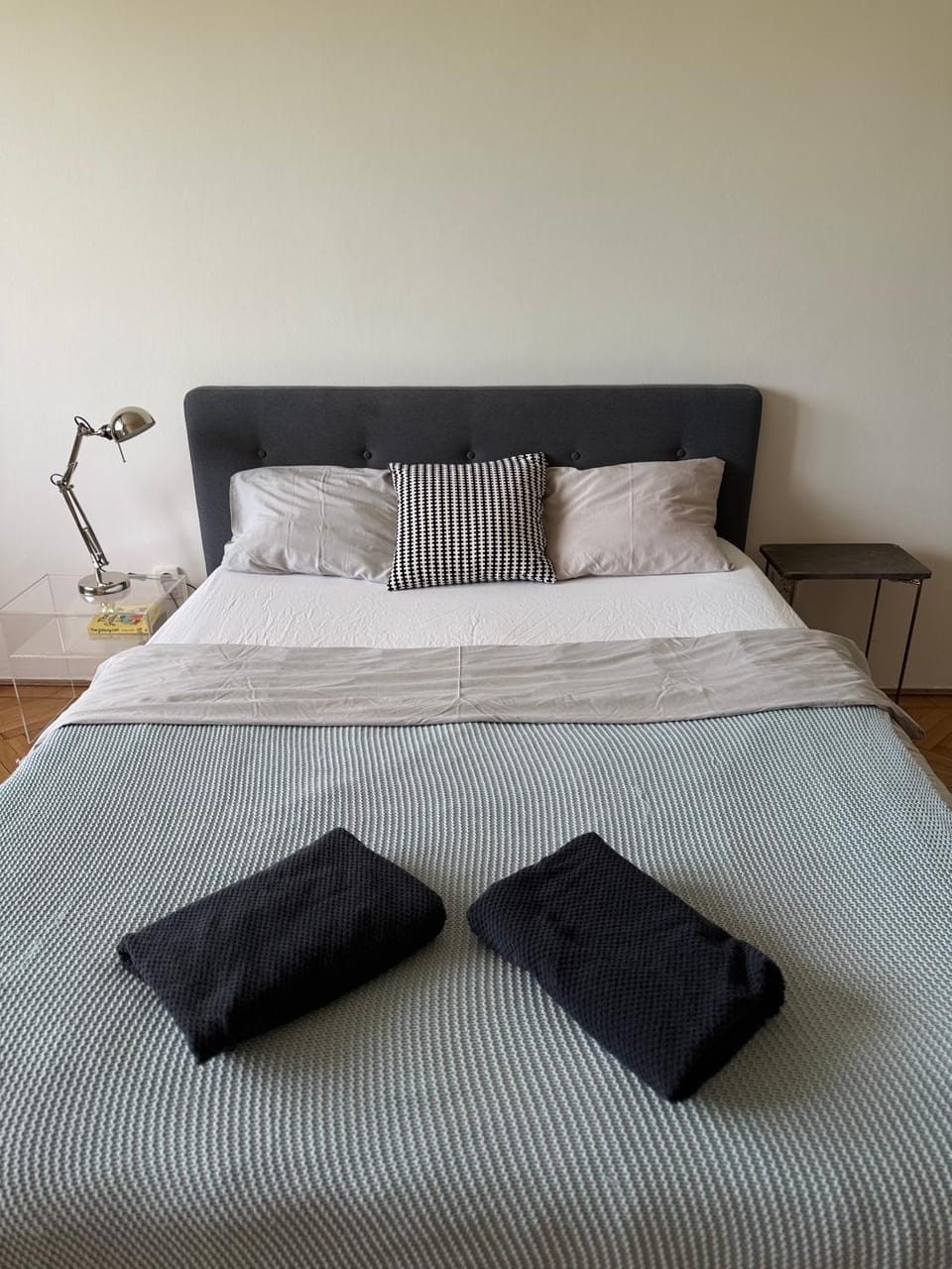 Bed, Bedroom, towels