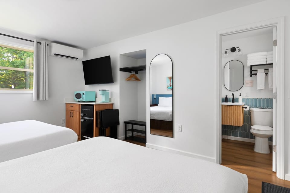 Bed, Bathroom, TV and multimedia, Photo of the whole room, towels, air conditioner