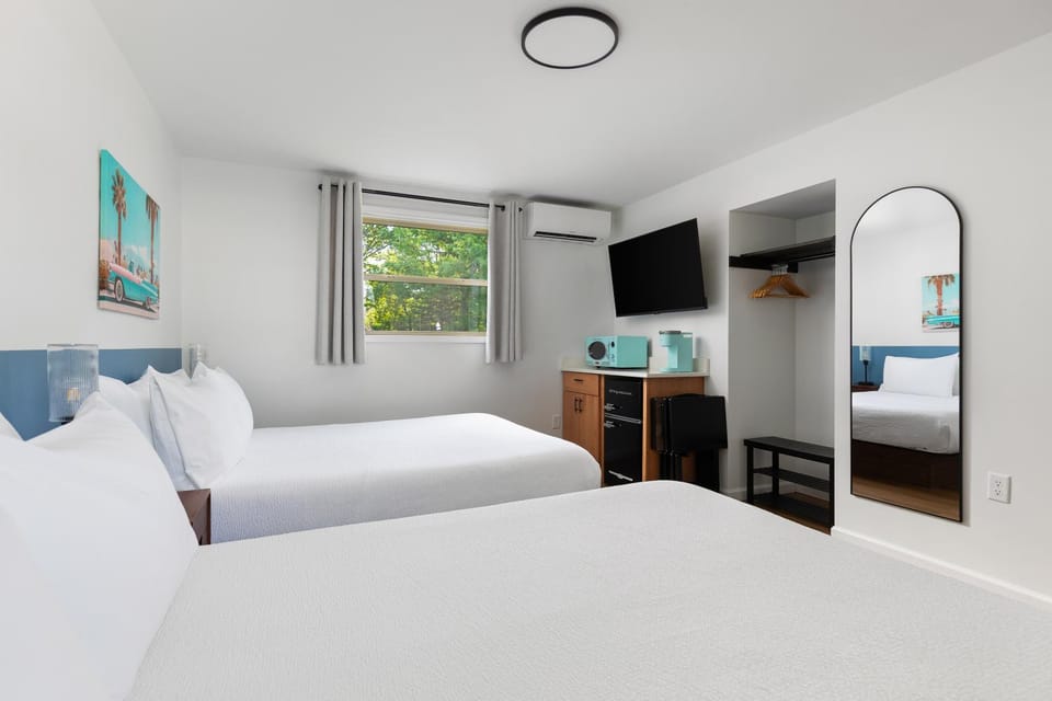 Bed, TV and multimedia, Photo of the whole room, Bedroom