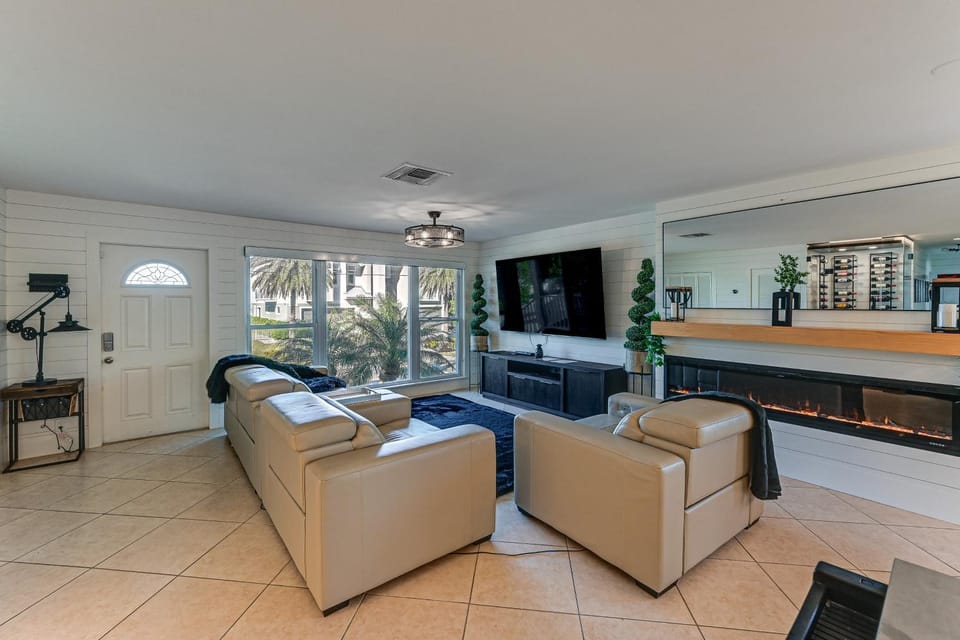 1 Mi to Bonita Beach Park: Chic Canal-Front Home! House in Bonita Springs