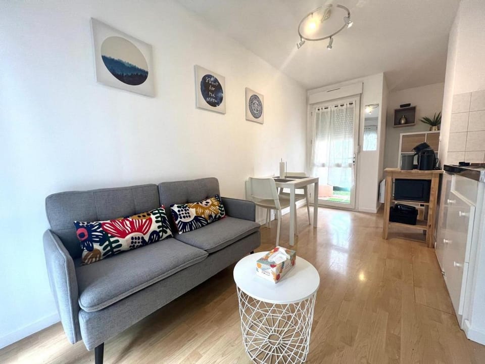 Charming T1 - Parking - Metro St Agne Apartment in Toulouse