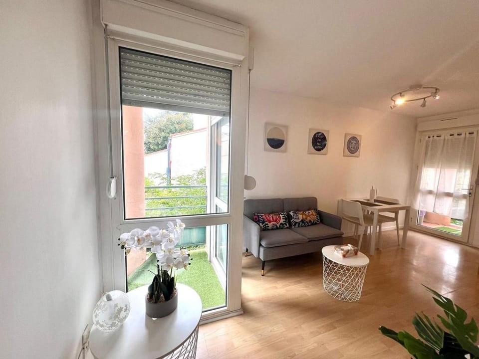 Charming T1 - Parking - Metro St Agne Apartment in Toulouse