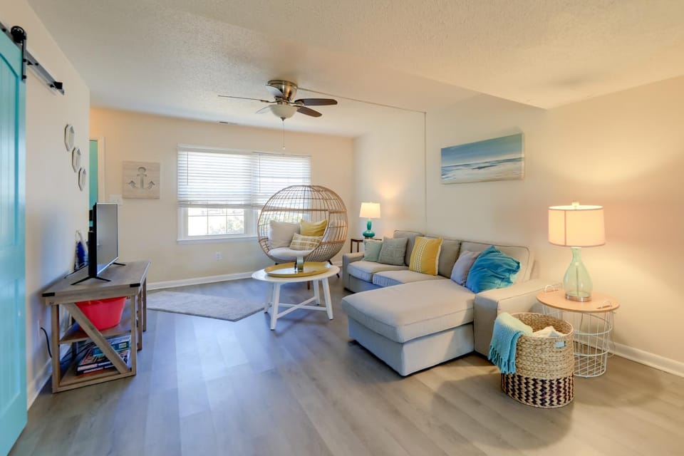 1/2 Mi to Atlantic Beach: Townhome w/ Balcony! House in Atlantic Beach