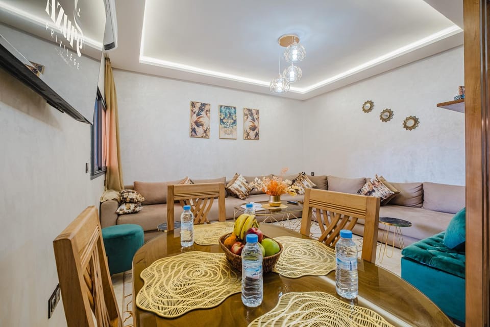 TV and multimedia, Living room, Food and drinks, Seating area, Dining area, Drinks