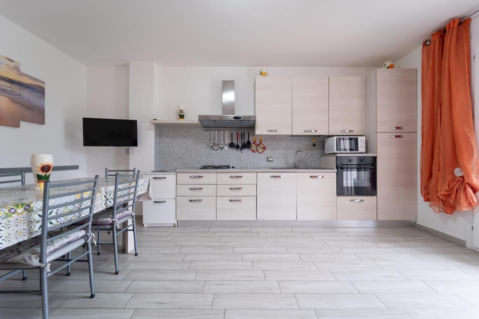TV and multimedia, Kitchen or kitchenette, Dining area, dishwasher, oven, stove