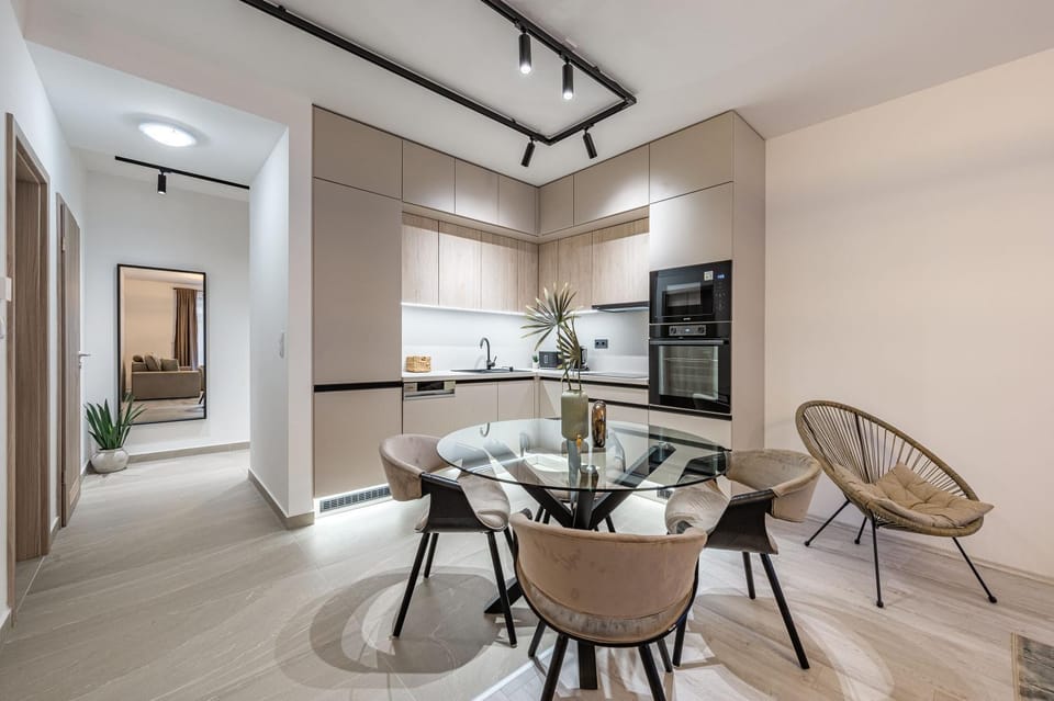 Kitchen or kitchenette, Dining area, oven