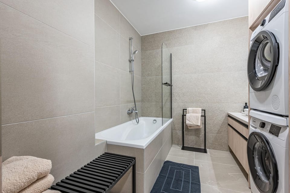 Bathroom, Bath, towels, washing machine, dryer