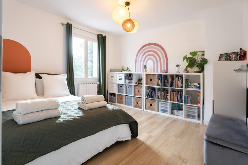 Bed, Bedroom