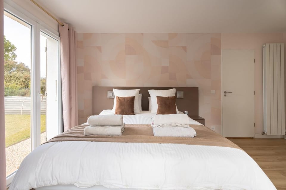 Bed, Photo of the whole room, Bedroom, wardrobe