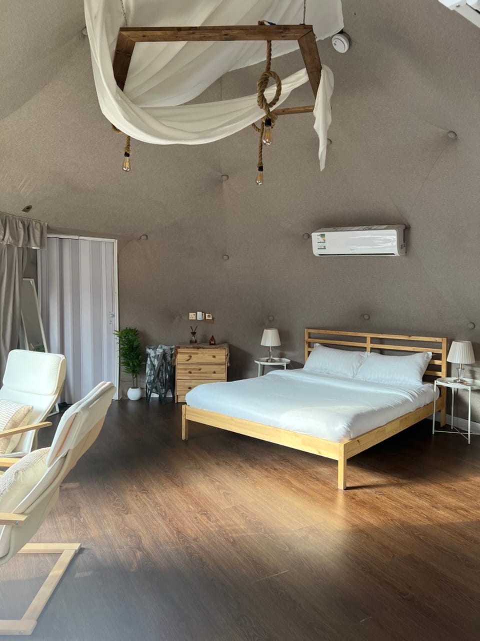 Bed, Photo of the whole room, Bedroom, air conditioner