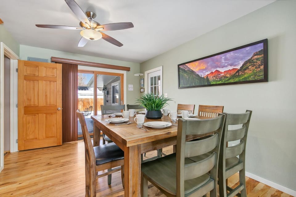 The Rustic Retreat, Pet Friendly with Fenced Yard House in Fort Collins