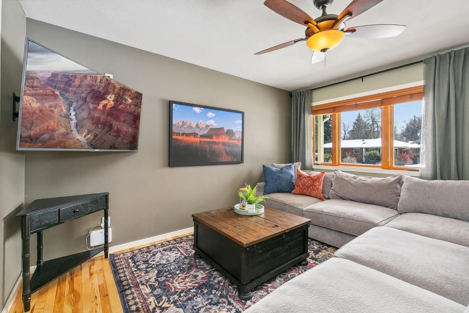 The Rustic Retreat, Pet Friendly with Fenced Yard House in Fort Collins