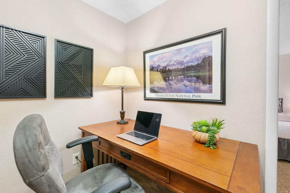 The Rustic Retreat, Pet Friendly with Fenced Yard House in Fort Collins