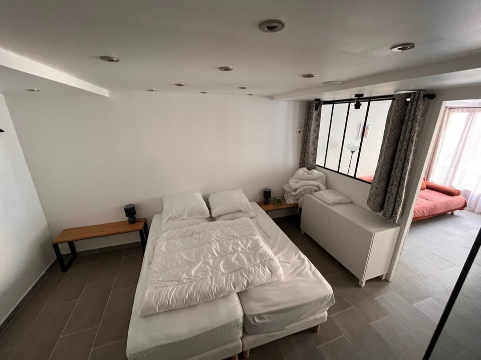 Bed, Photo of the whole room, Bedroom