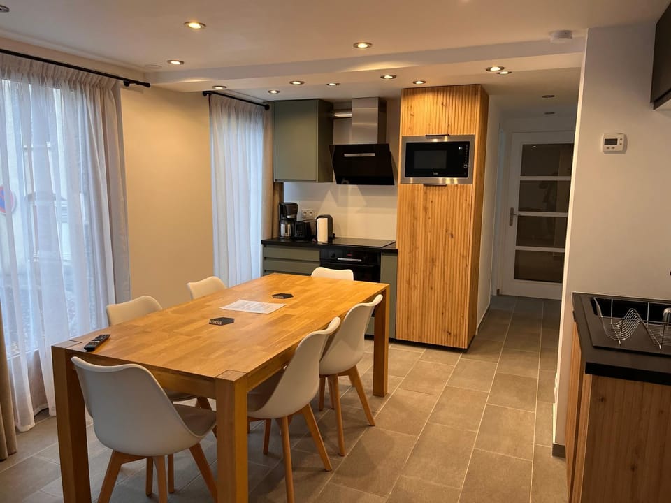 TV and multimedia, Dining area, oven, stove