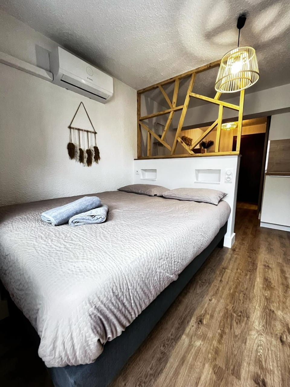 Photo of the whole room, Bedroom, air conditioner