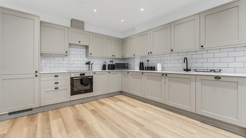 Coffee/tea facilities, Kitchen or kitchenette, dishwasher, stove, toaster