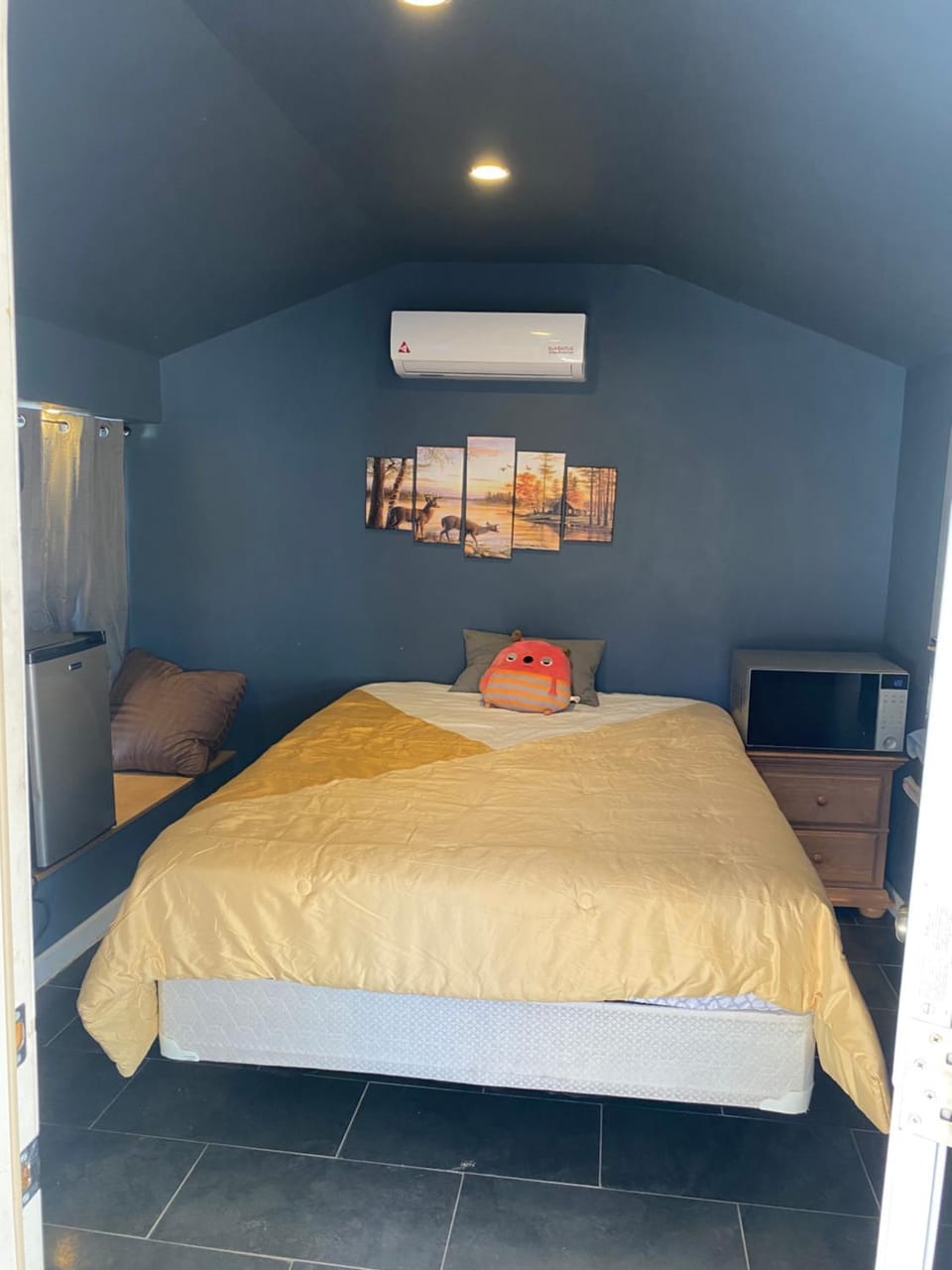 Bed, air conditioner