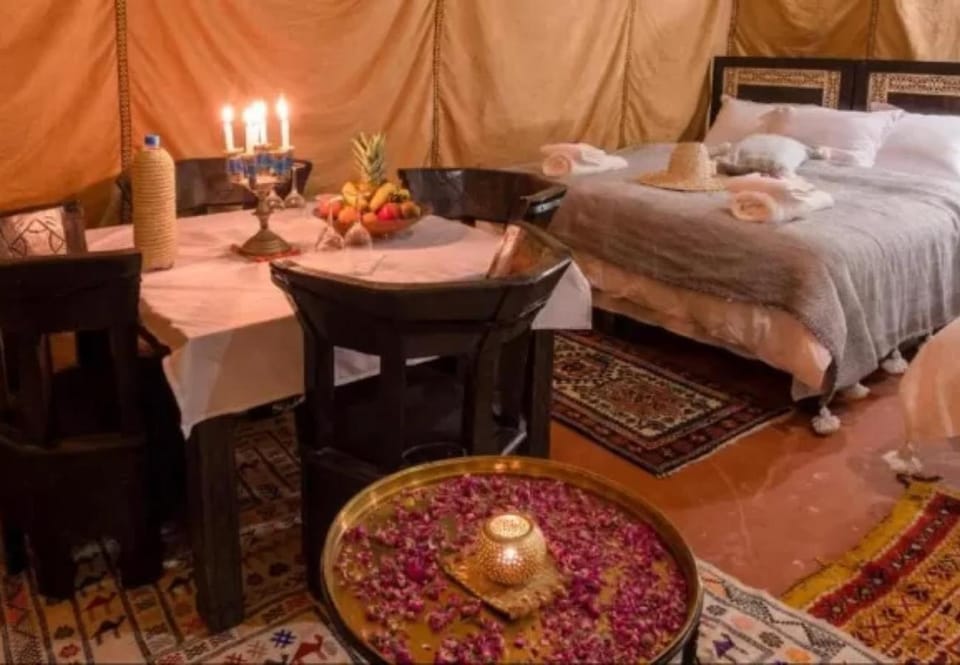 Bed, Food and drinks, Photo of the whole room, Dining area, Bedroom, Food