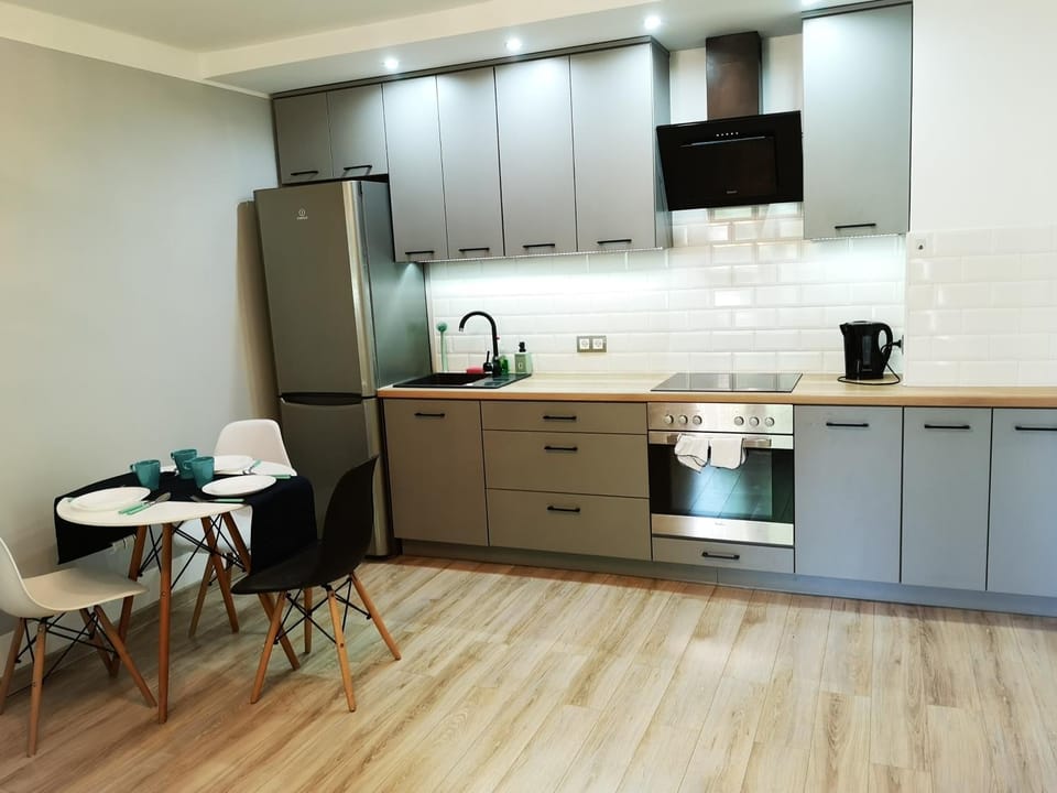 Coffee/tea facilities, Kitchen or kitchenette, Dining area, stove