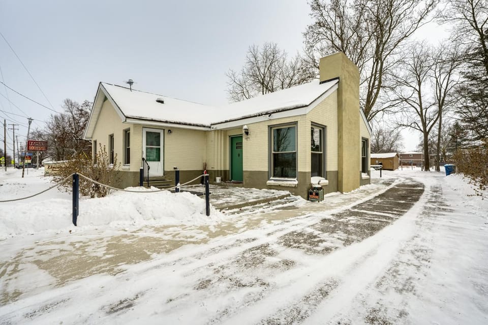 4 Mi to Dtwn Kalamazoo: Central Apt Apartment in Kalamazoo