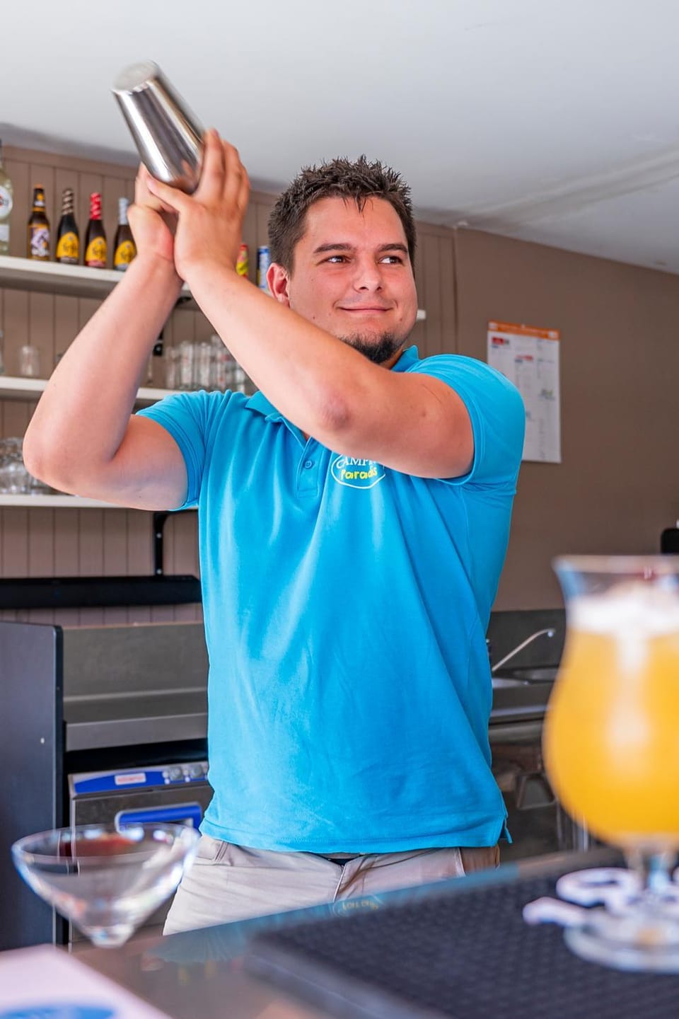 People, Lounge or bar, Food and drinks, Drinks, Alcoholic drinks, Non alcoholic drinks