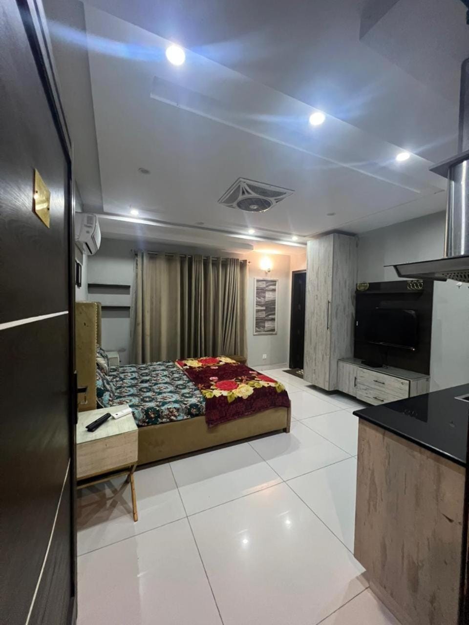 Feel free Stay With Eiffel Tower view Apartment in Lahore