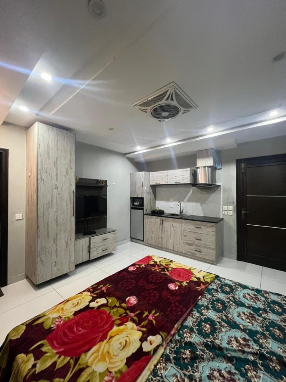 Feel free Stay With Eiffel Tower view Apartment in Lahore