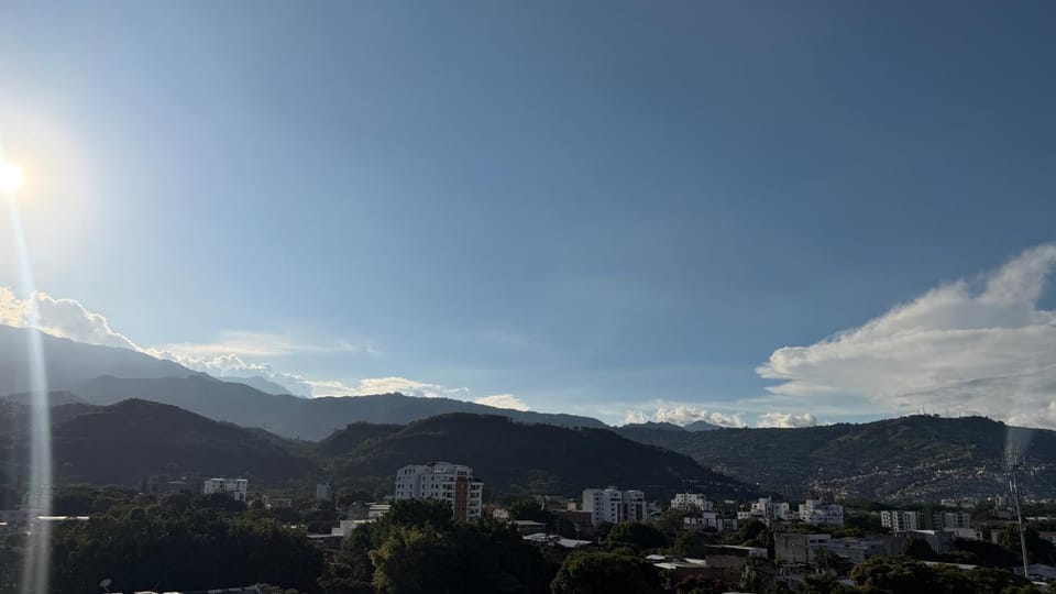 Mejor vista panorámica ubicación céntrica al lado de centros comerciales y los mejores restaurantes tenemos hermosa piscina gimnasio y parqueadero gratis Apartment in Cali