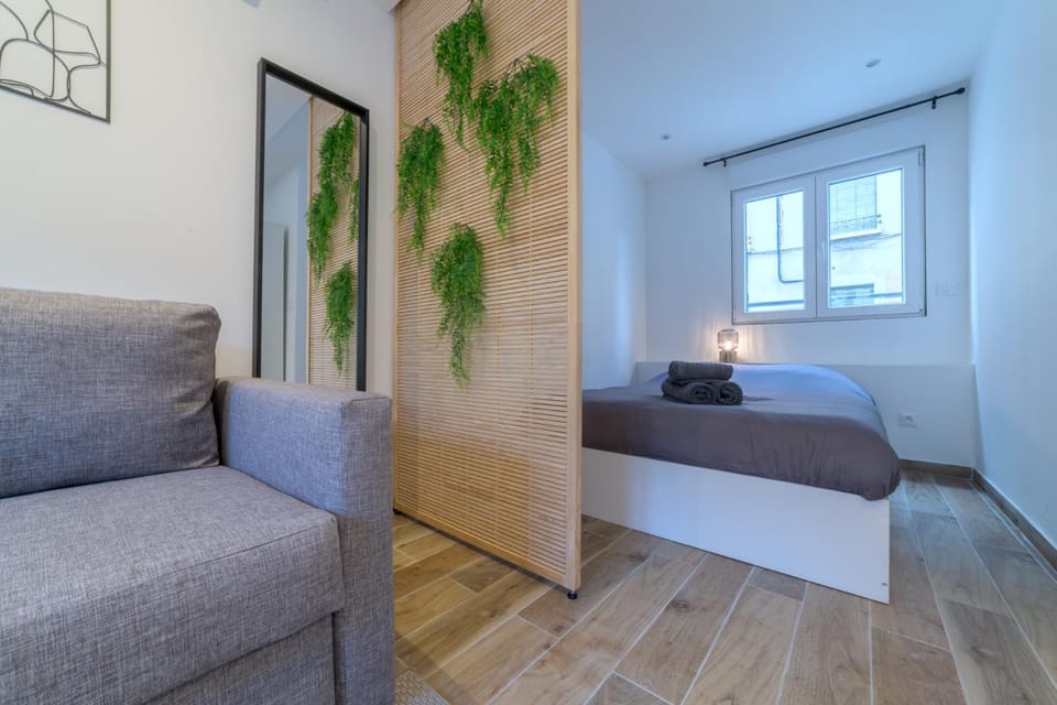 Bed, Living room, Photo of the whole room, Seating area, Bedroom
