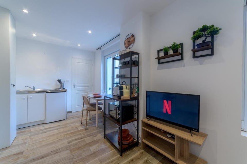 TV and multimedia, Kitchen or kitchenette, minibar, oven