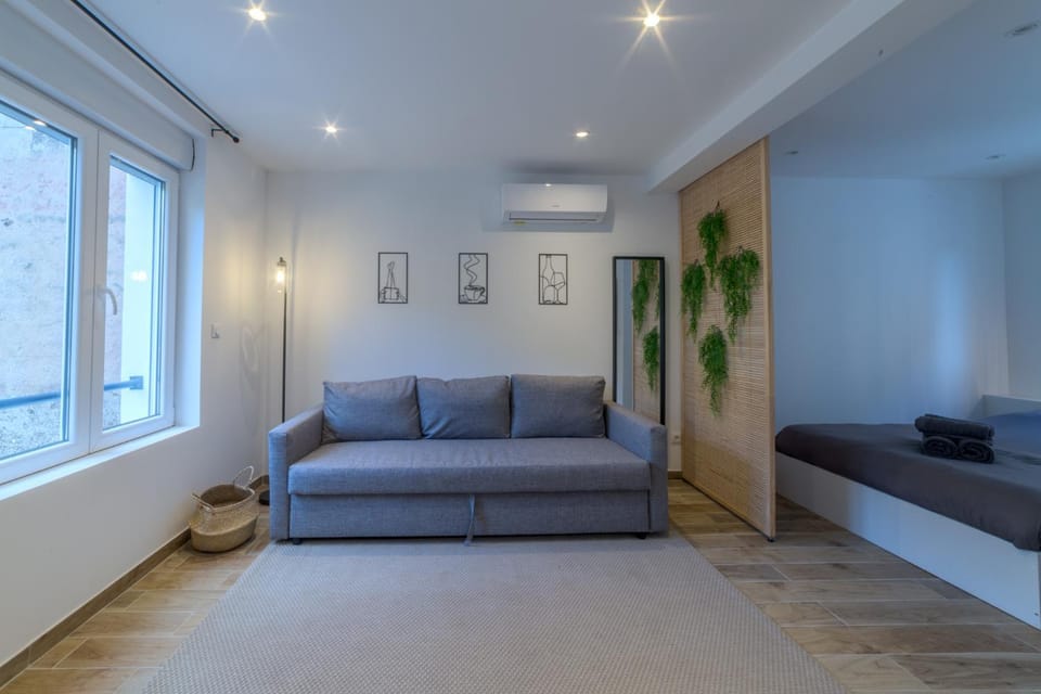 Living room, Seating area, air conditioner