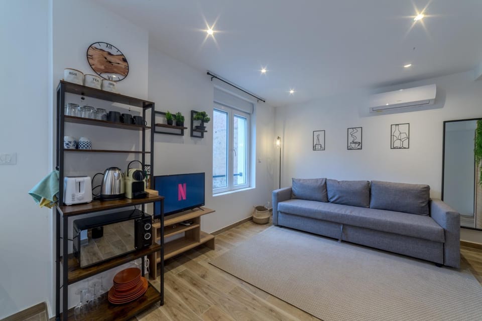 TV and multimedia, Coffee/tea facilities, Kitchen or kitchenette, Living room, Seating area, Dining area, minibar