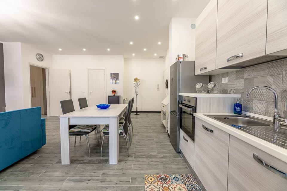 Kitchen or kitchenette, Dining area, stove