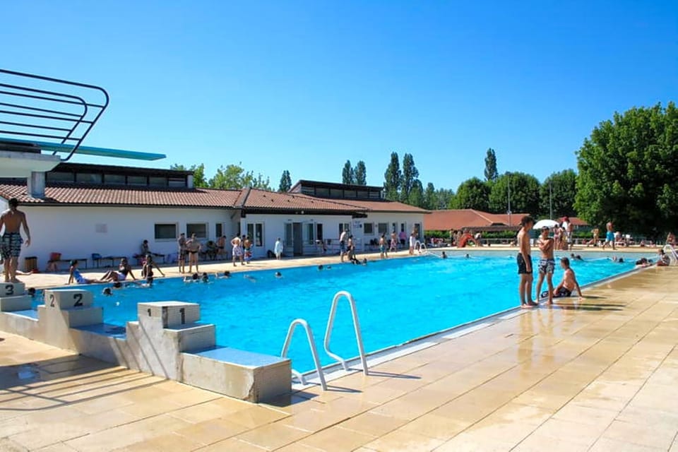 Day, Swimming pool