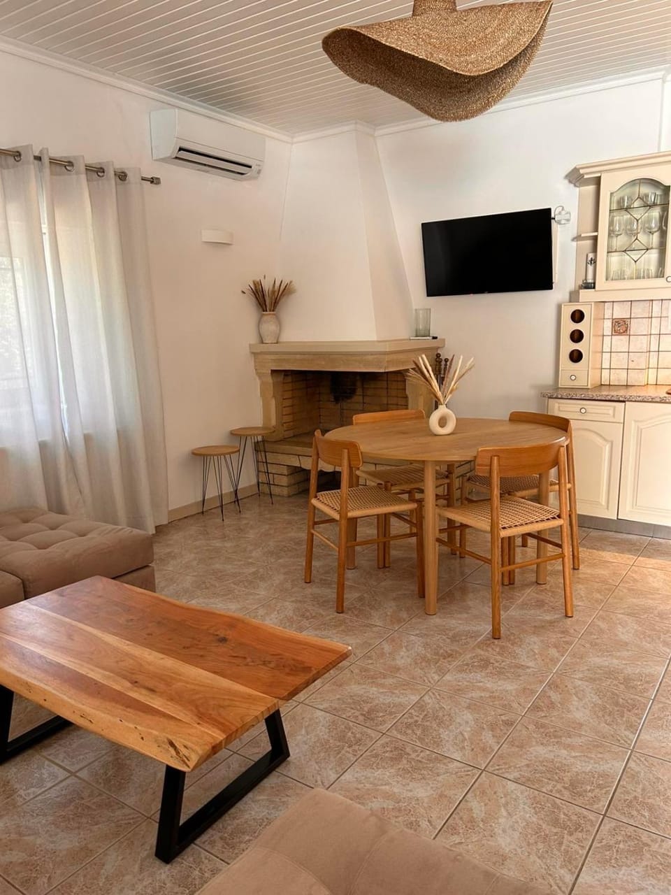 TV and multimedia, Kitchen or kitchenette, Living room, Seating area, Dining area, air conditioner