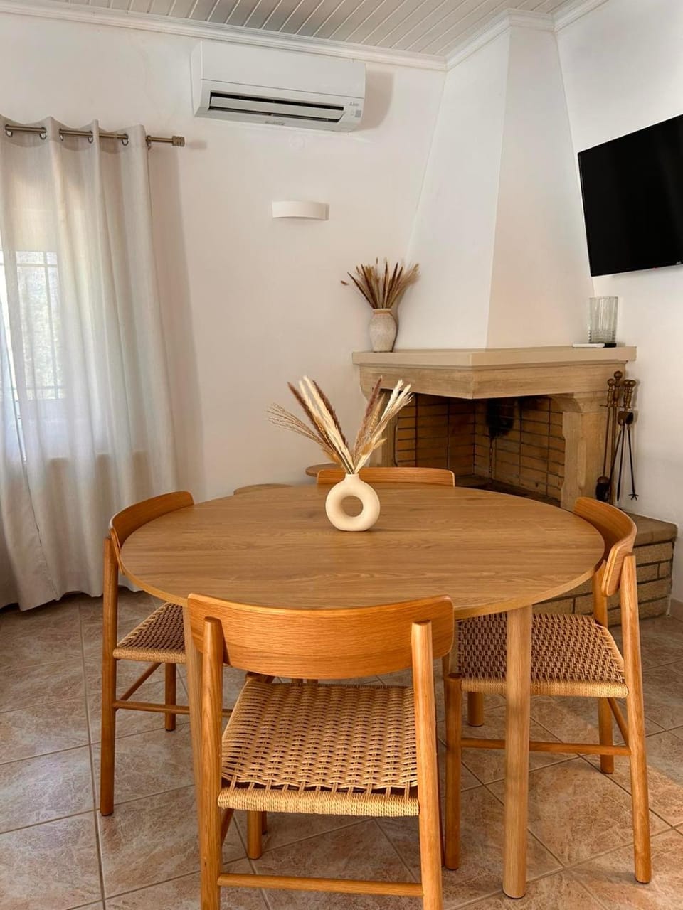 TV and multimedia, Living room, Seating area, Dining area, air conditioner
