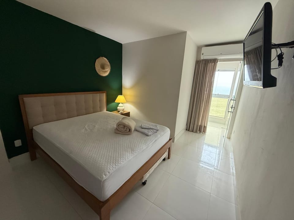 Bed, TV and multimedia, Photo of the whole room, Bedroom, towels, air conditioner