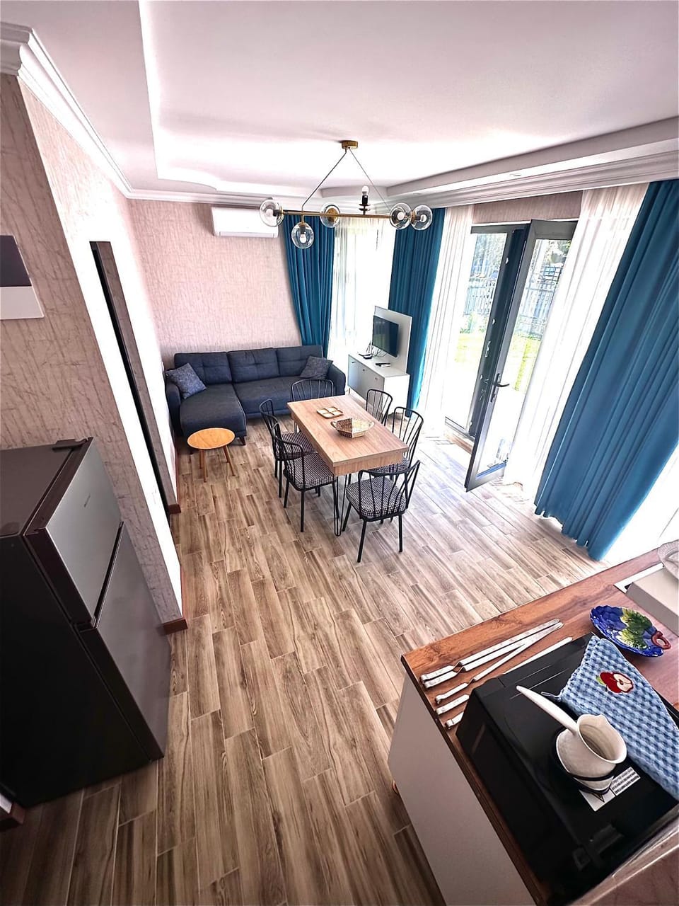 TV and multimedia, Seating area, Dining area