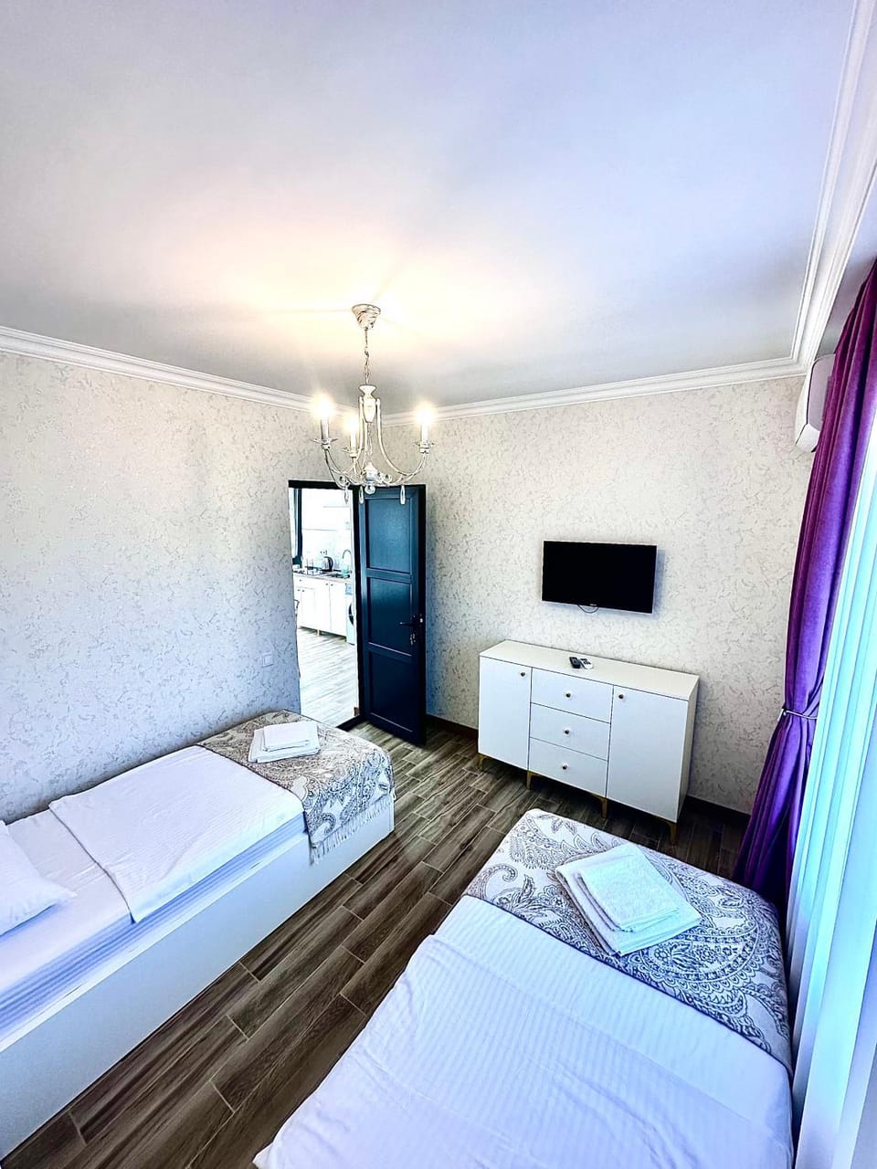 TV and multimedia, Photo of the whole room, Bedroom
