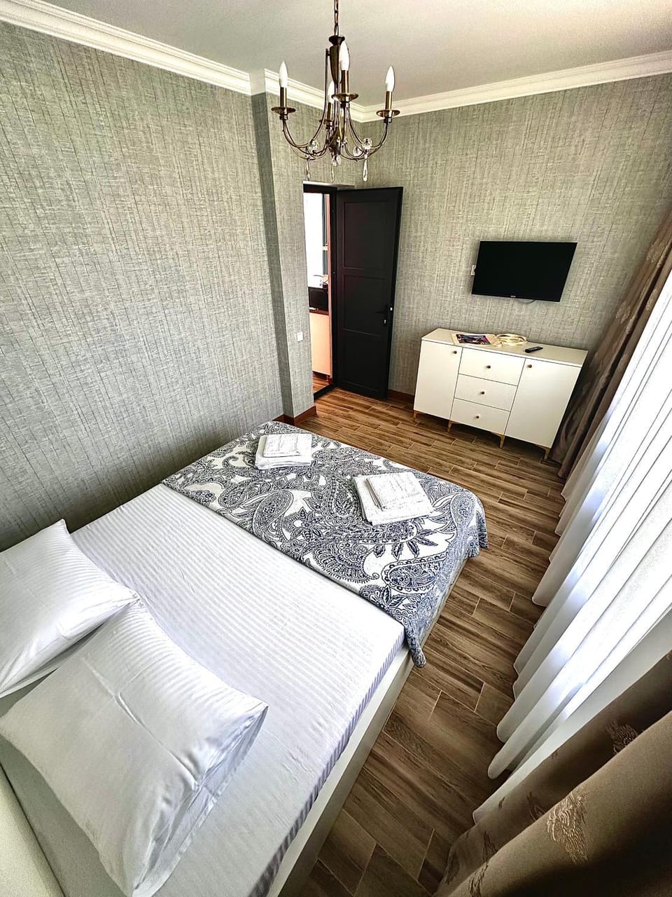 TV and multimedia, Photo of the whole room, Bedroom