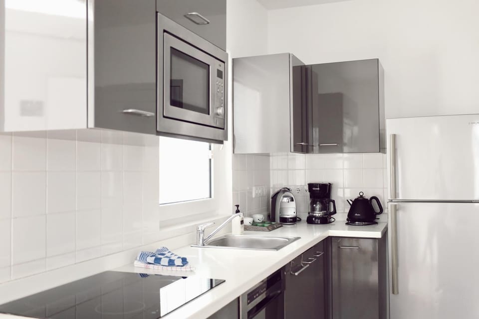 Coffee/tea facilities, Kitchen or kitchenette, dishwasher, stove